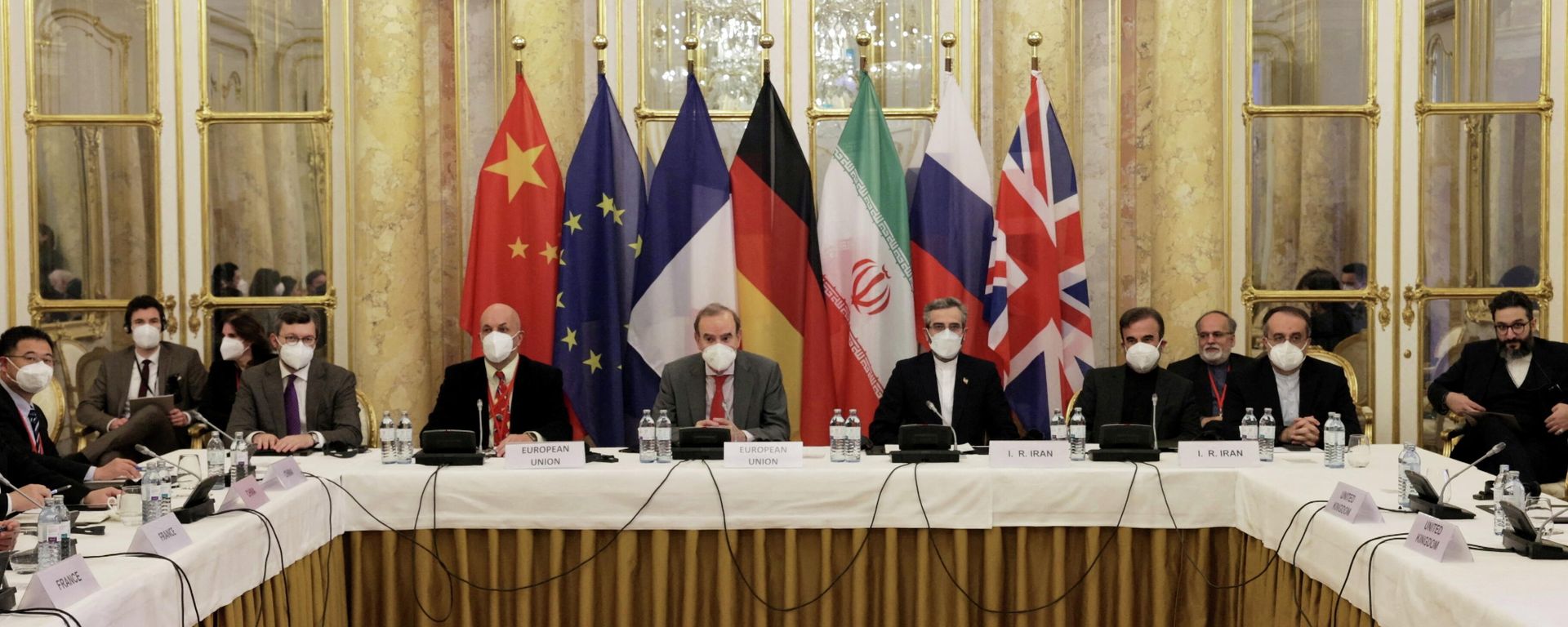 Deputy Secretary General of the European External Action Service (EEAS) Enrique Mora and Iran's chief nuclear negotiator Ali Bagheri Kani and delegations wait for the start of a meeting of the JCPOA Joint Commission in Vienna, Austria December 17, 2021. Deputy Secretary General of the European External Action Service (EEAS) Enrique Mora and Iran's chief nuclear negotiator Ali Bagheri Kani and delegations wait for the start of a meeting of the JCPOA Joint Commission in Vienna, Austria December 17, 2021. - Sputnik International, 1920, 17.01.2022