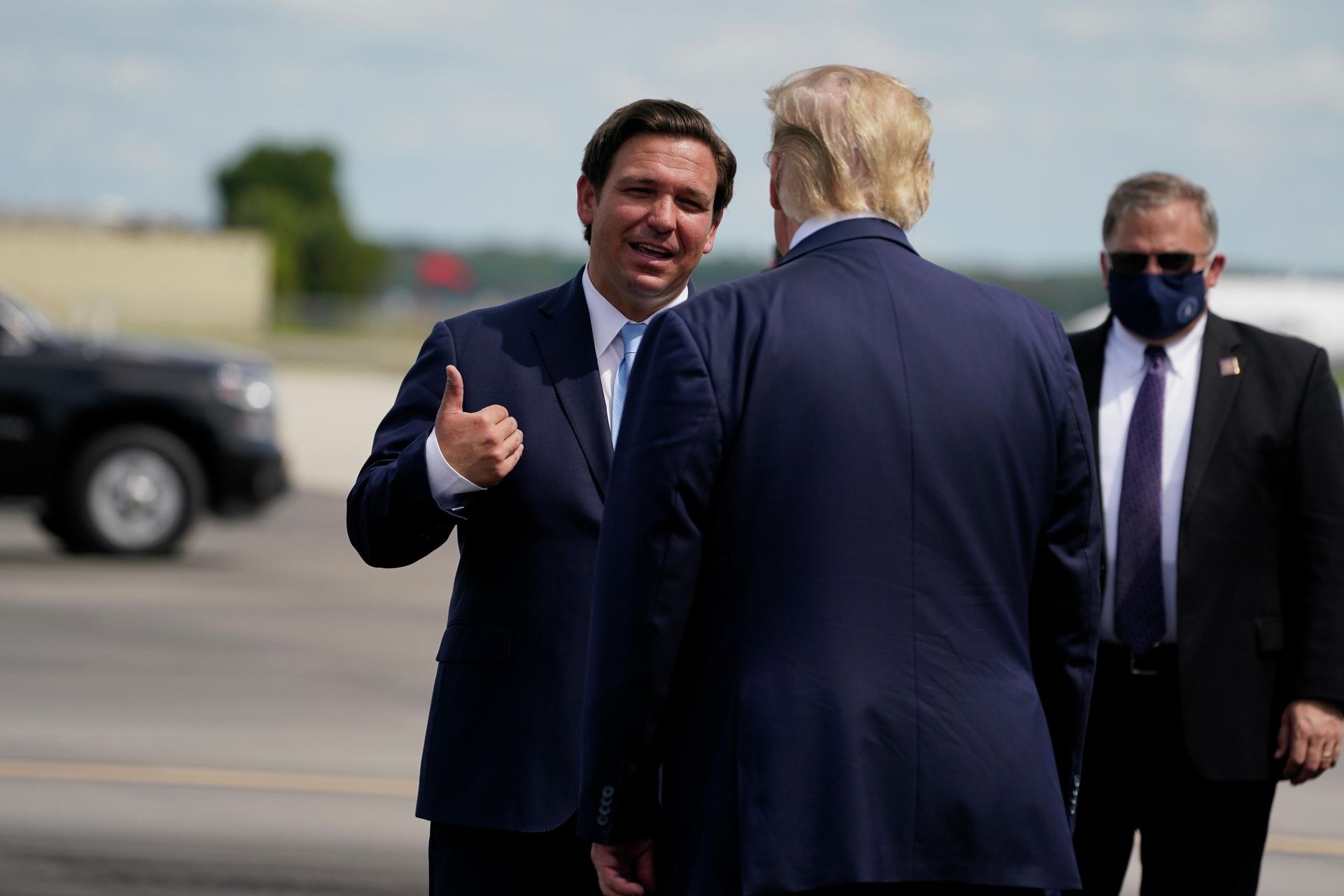 President Donald Trump speaks with Florida Gov. Ron DeSantis as he arrives at Southwest Florida International Airport, Friday, Oct. 16, 2020, in Fort Myers, Fla. - Sputnik International, 1920, 23.06.2022