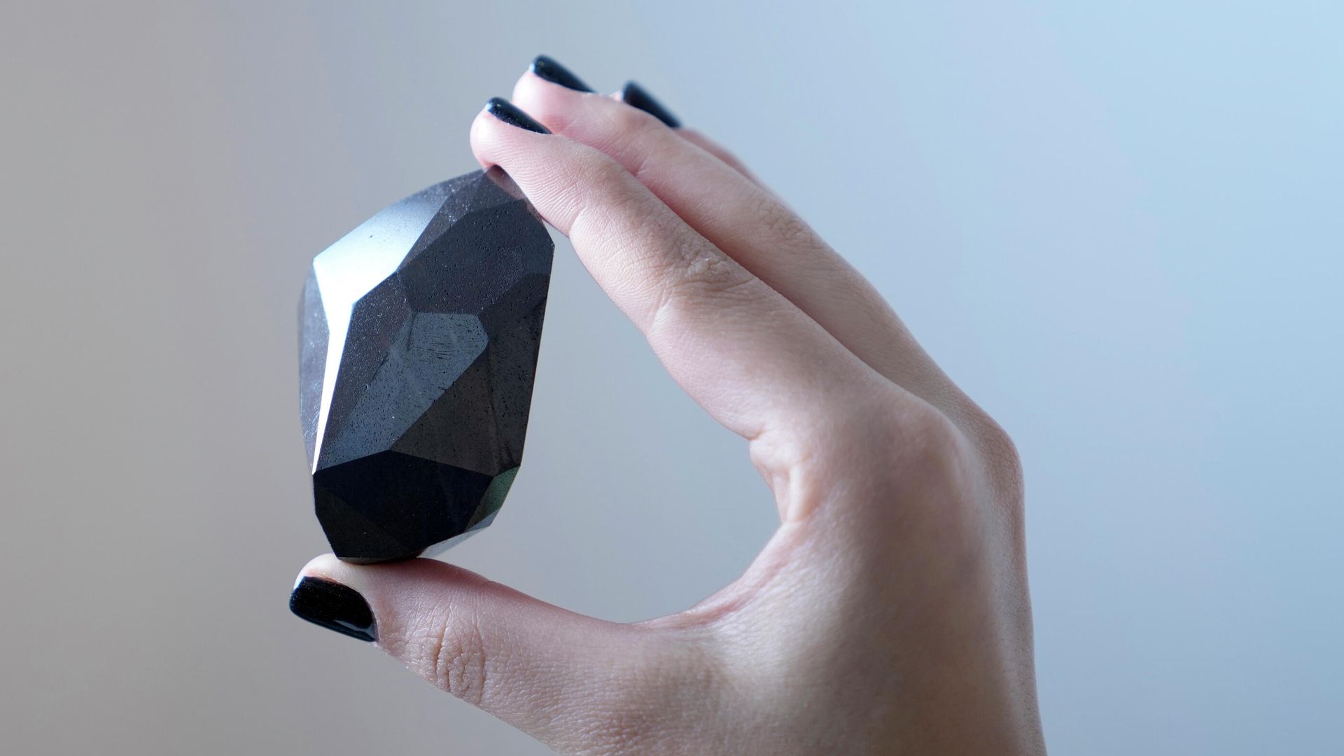 An employee of Sotheby's Dubai presents a 555.55 Carat Black Diamond The Enigma to be auctioned at Sotheby's Dubai gallery, in Dubai, United Arab Emirates, Monday, Jan. 17, 2022. An employee of Sotheby's Dubai presents a 555.55 Carat Black Diamond The Enigma to be auctioned at Sotheby's Dubai gallery, in Dubai, United Arab Emirates, Monday, Jan. 17, 2022. - Sputnik International, 1920, 18.01.2022