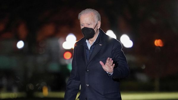 U.S. President Joe Biden waves upon his return from Wilmington, Delaware, to the White House in Washington, U.S., January 17, 2022.  - Sputnik International