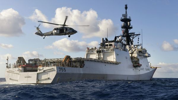In this Aug. 25, 2020 photo provided by the U.S. Navy, an MH-60S Sea Hawk Helicopter conducts touch and go drills aboard the Legend-class cutter USCGC Munro in the Pacific Ocean - Sputnik International