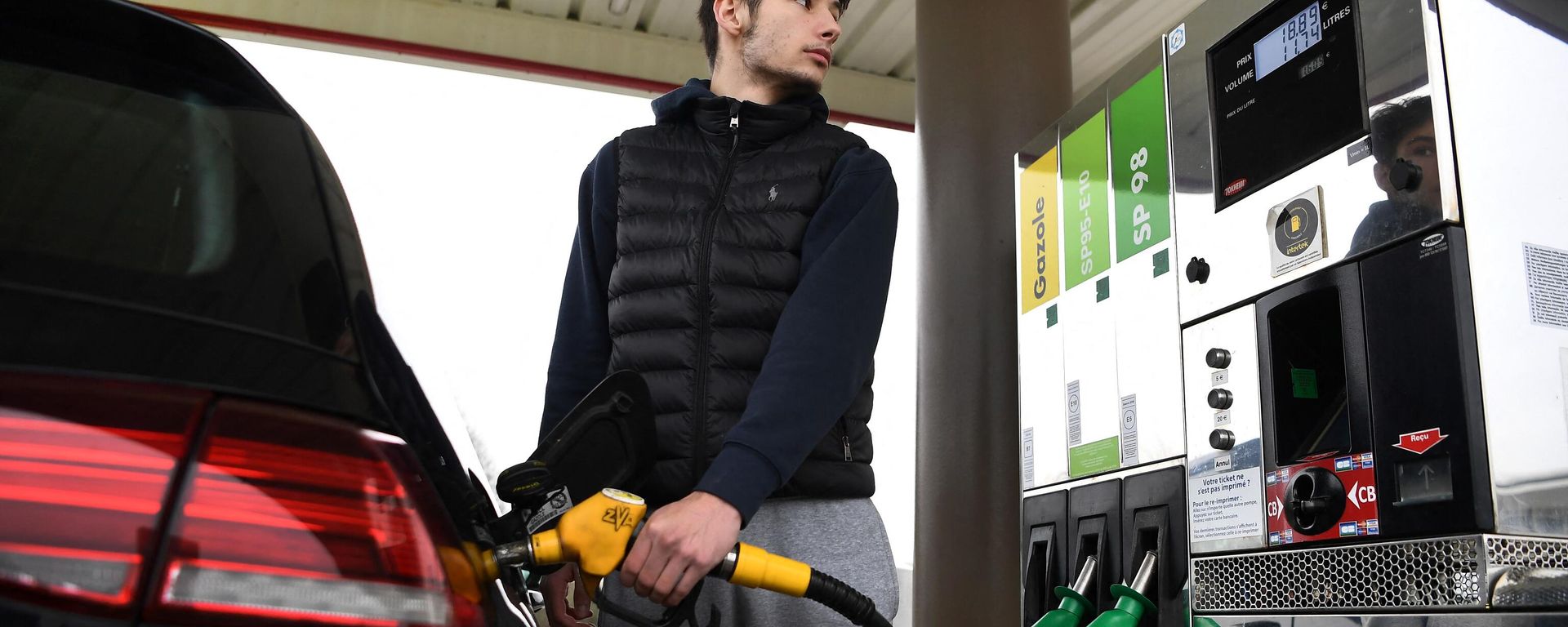 A driver fills his car tank at a petrol station in Ploneis, western France, on January 18, 2022, as oil prices are at their highest since 2014. A driver fills his car tank at a petrol station in Ploneis, western France, on January 18, 2022, as oil prices are at their highest since 2014. - Sputnik International, 1920, 18.01.2022