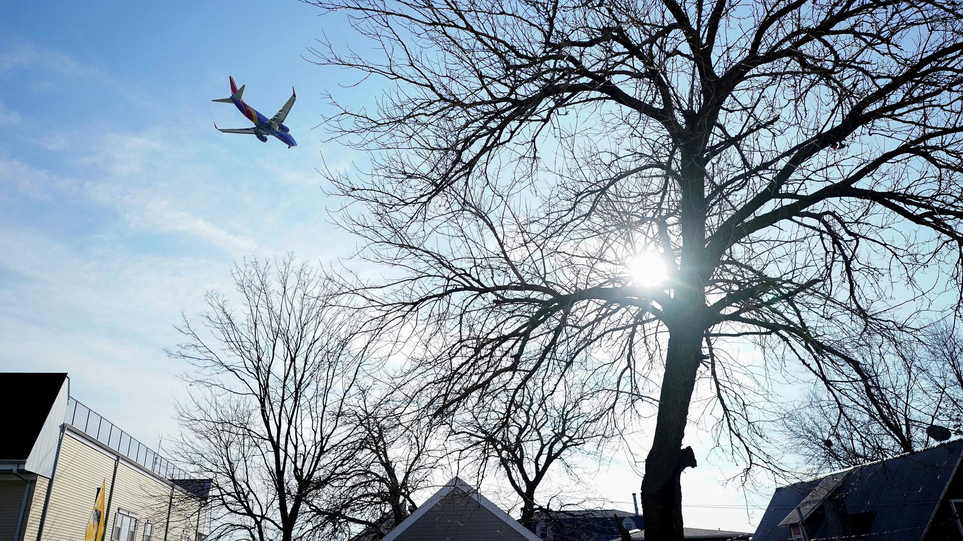 A Southwest Airlines flight, equipped with radar altimeters that may conflict with telecom 5G technology, flies 500 feet above the ground while on final approach to land at LaGuardia Airport in New York City, New York, U.S., January 6, 2022. A Southwest Airlines flight, equipped with radar altimeters that may conflict with telecom 5G technology, flies 500 feet above the ground while on final approach to land at LaGuardia Airport in New York City, New York, U.S., January 6, 2022. - Sputnik International, 1920, 18.01.2022