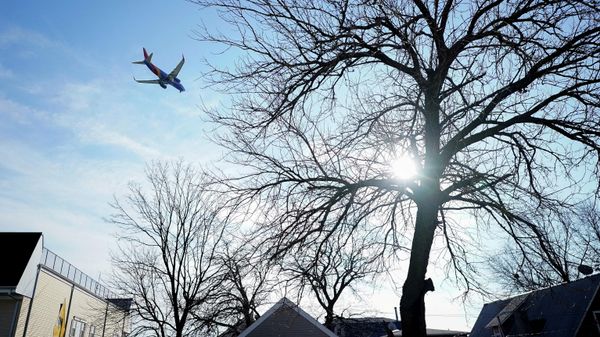 A Southwest Airlines flight, equipped with radar altimeters that may conflict with telecom 5G technology, flies 500 feet above the ground while on final approach to land at LaGuardia Airport in New York City, New York, U.S., January 6, 2022. - Sputnik International