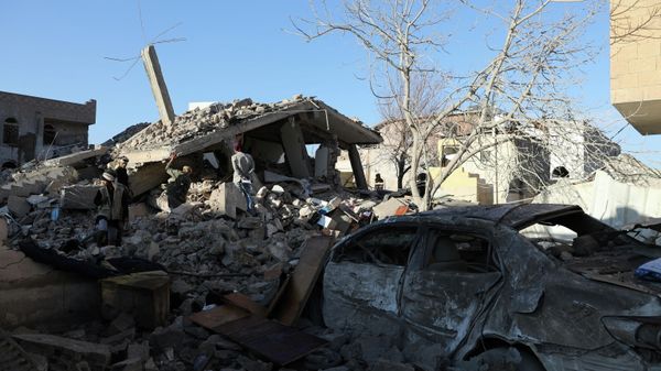 Guards stand on the rubble of a house hit by Saudi-led air strikes in Sanaa, Yemen, January 18, 2022. - Sputnik International
