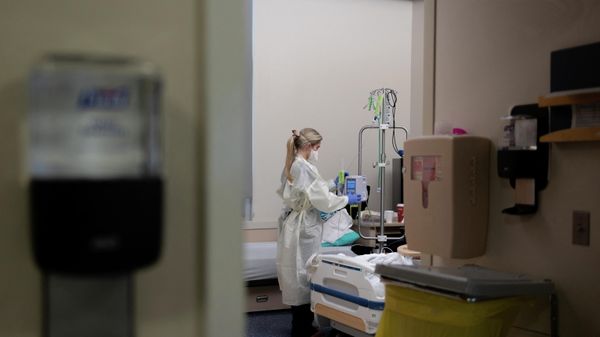 Brooke Cobb, RN, flushes a monoclonal antibody treatment from a patient who is being treated for the coronavirus disease (COVID-19) at the Children's Hospital of Georgia in Augusta, Georgia, U.S., January 15, 2022.  - Sputnik International
