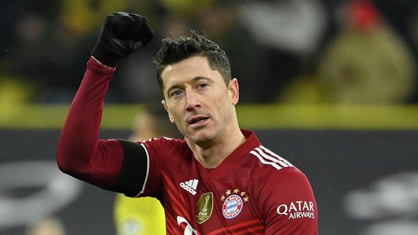 Bayern Munich's Polish forward Robert Lewandowski celebrates scoring the 2-3 from the penalty spot during the German first division Bundesliga football match BVB Borussia Dortmund v FC Bayern Munich in Dortmund, western Germany, on December 4, 2021 Bayern Munich's Polish forward Robert Lewandowski celebrates scoring the 2-3 from the penalty spot during the German first division Bundesliga football match BVB Borussia Dortmund v FC Bayern Munich in Dortmund, western Germany, on December 4, 2021 - Sputnik International
