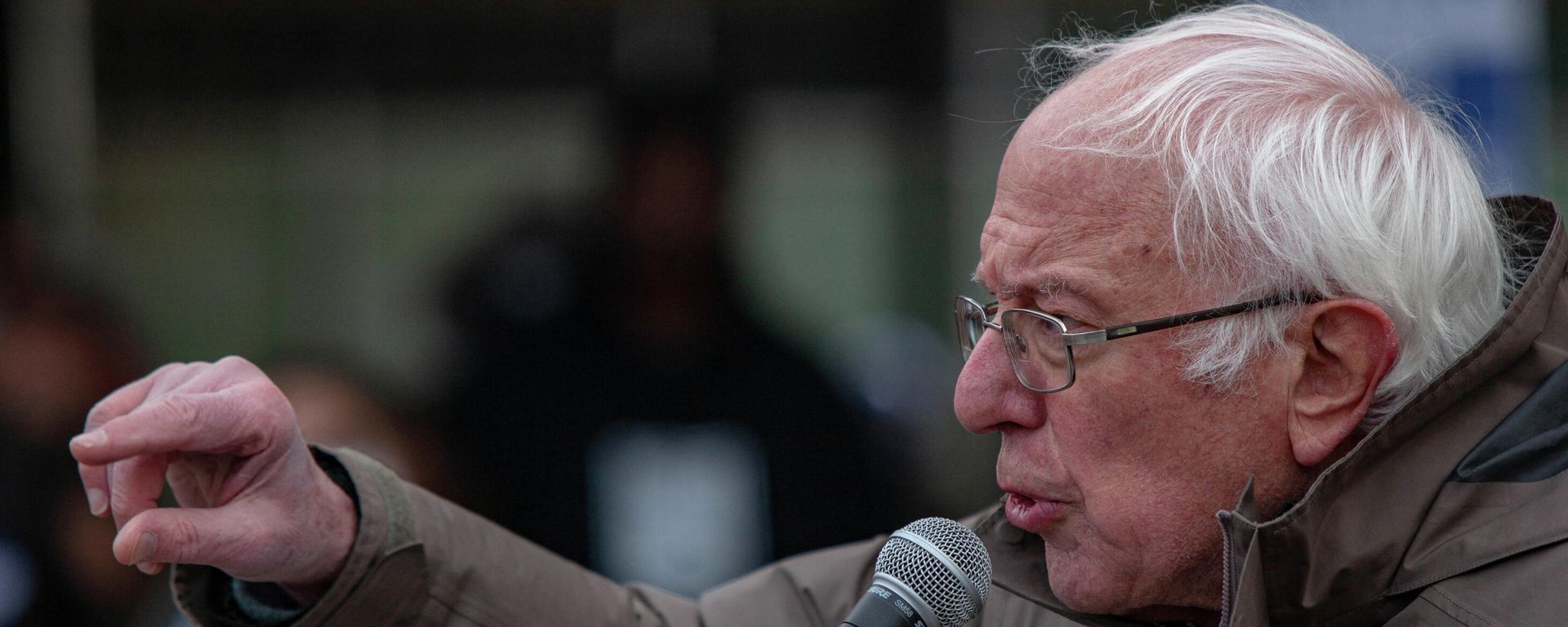 US Senator Bernie Sanders gestures as he speaks to striking Kellogg's workers in downtown Battle Creek, Michigan, on December 17, 2021. US Senator Bernie Sanders gestures as he speaks to striking Kellogg's workers in downtown Battle Creek, Michigan, on December 17, 2021. - Sputnik International, 1920, 19.11.2023