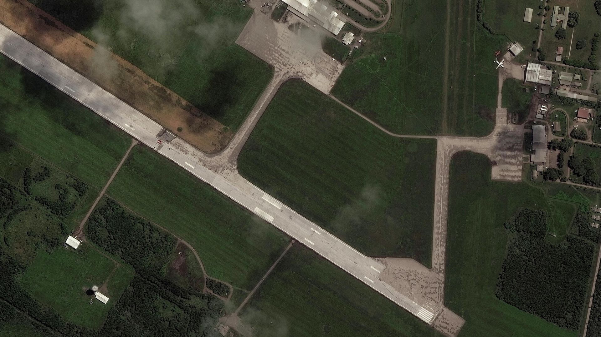 A satellite image shows the main runway of the Fua'amotu International Airport partially blocked due to volcanic ash from the eruption of the Hunga Tonga-Hunga Ha'apai volcano, in Nuku'alofa, Tonga, January 18, 2022. A satellite image shows the main runway of the Fua'amotu International Airport partially blocked due to volcanic ash from the eruption of the Hunga Tonga-Hunga Ha'apai volcano, in Nuku'alofa, Tonga, January 18, 2022. - Sputnik International, 1920, 19.01.2022
