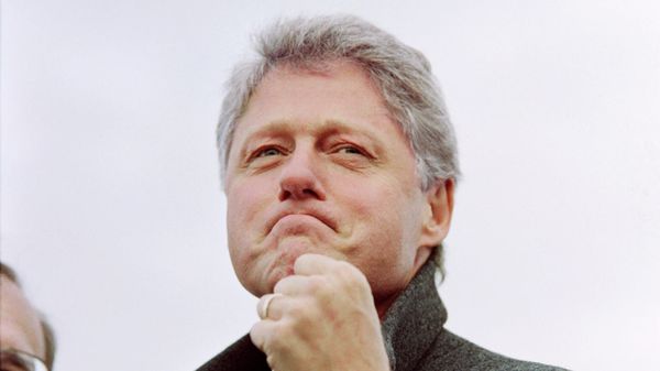 Democratic presidential candidate Bill Clinton greets supporters at Wilkes-Barre/Scranton International Airport on November 1, 1992. - Sputnik International