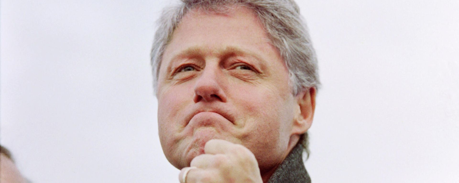 Democratic presidential candidate Bill Clinton greets supporters at Wilkes-Barre/Scranton International Airport on November 1, 1992. - Sputnik International, 1920, 20.01.2022