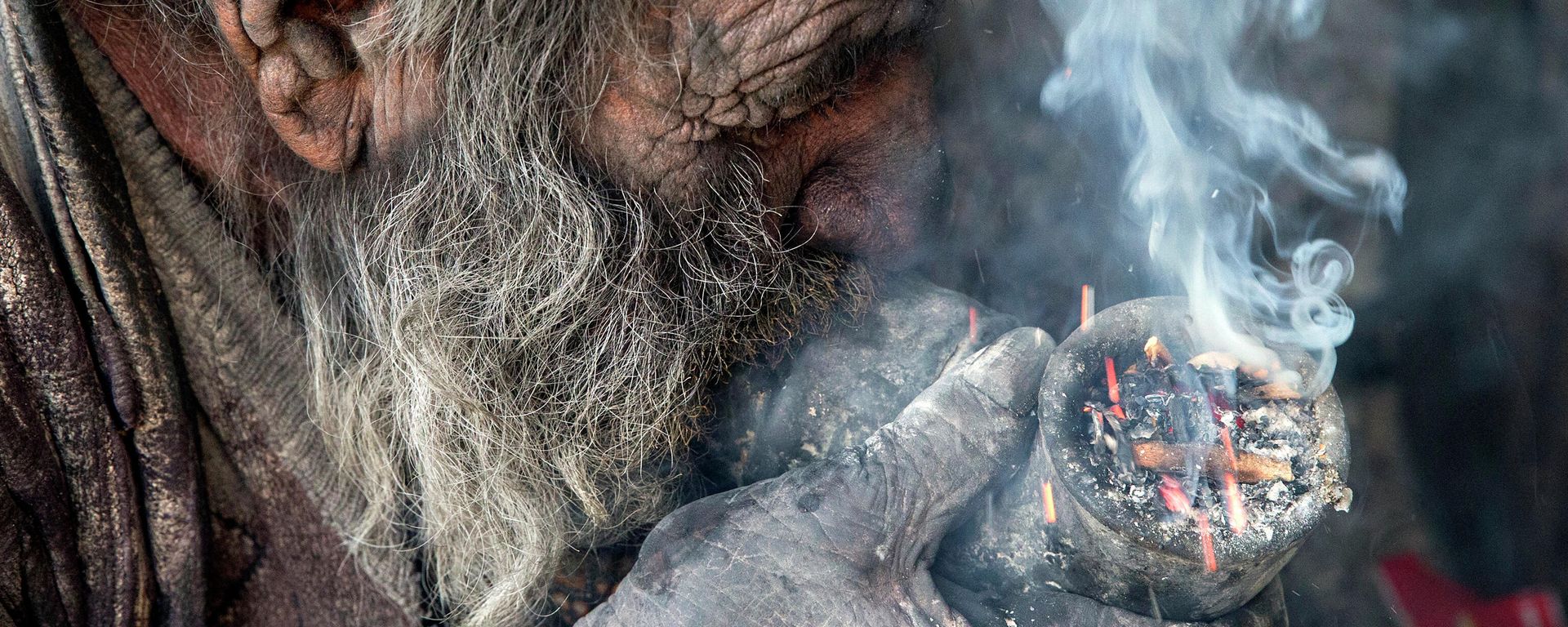 Amou Haji (uncle Haji) smokes from his waterpipe as he sits on the ground on the outskirts of the village of Dezhgah in the Dehram district of the southwestern Iranian Fars province, on December 28, 2018 Amou Haji (uncle Haji) smokes from his waterpipe as he sits on the ground on the outskirts of the village of Dezhgah in the Dehram district of the southwestern Iranian Fars province, on December 28, 2018 - Sputnik International, 1920, 20.01.2022