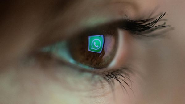 WhatsApp logo in the eye  - Sputnik International