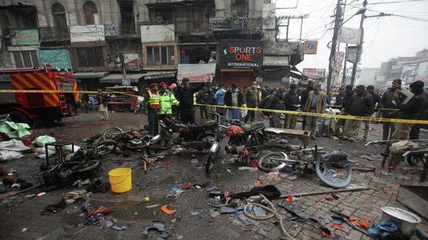 Members of crime scene unit and a bomb disposal unit survey the site after a blast in a market, in Lahore, Pakistan January 20, 2022 - Sputnik International