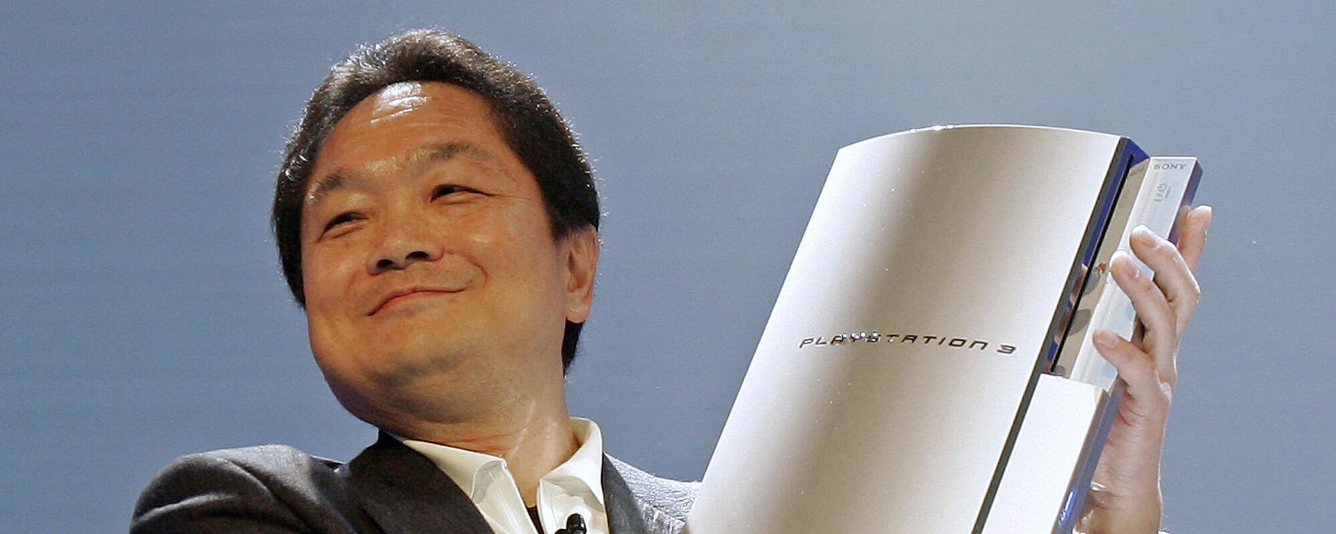 Ken Kutaragi, president and CEO of Sony Computer Entertainment Inc., holds up a prototype of the new Playsation 3 computer entertainment system during a news conference in Culver City, Calif., Monday, May 16, 2005. Ken Kutaragi, president and CEO of Sony Computer Entertainment Inc., holds up a prototype of the new Playsation 3 computer entertainment system during a news conference in Culver City, Calif., Monday, May 16, 2005. - Sputnik International, 1920, 21.01.2022