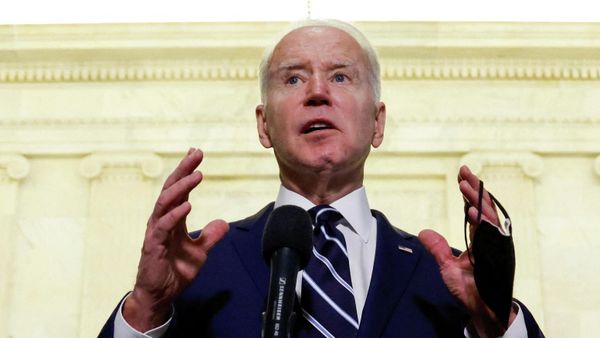 U.S. President Joe Biden gestures as he talks with the media  - Sputnik International