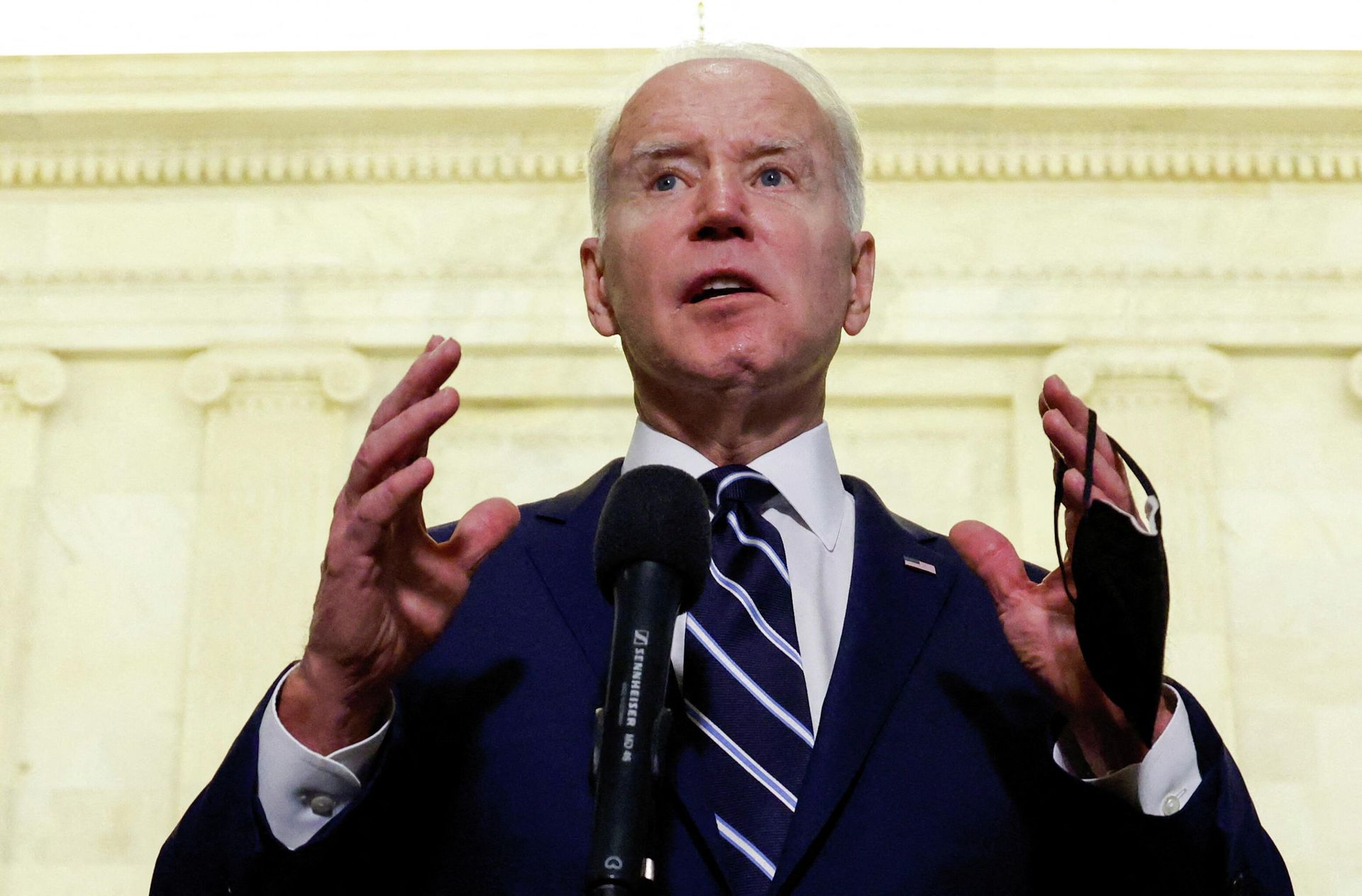 U.S. President Joe Biden gestures as he talks with the media  - Sputnik International, 1920, 13.02.2022