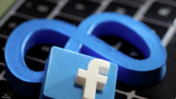 A 3D-printed Facebook's new rebrand logo Meta and Facebook logo are placed on laptop keyboard in this illustration taken on November 2, 2021. REUTERS/Dado Ruvic/Illustration/File Photo - Sputnik International