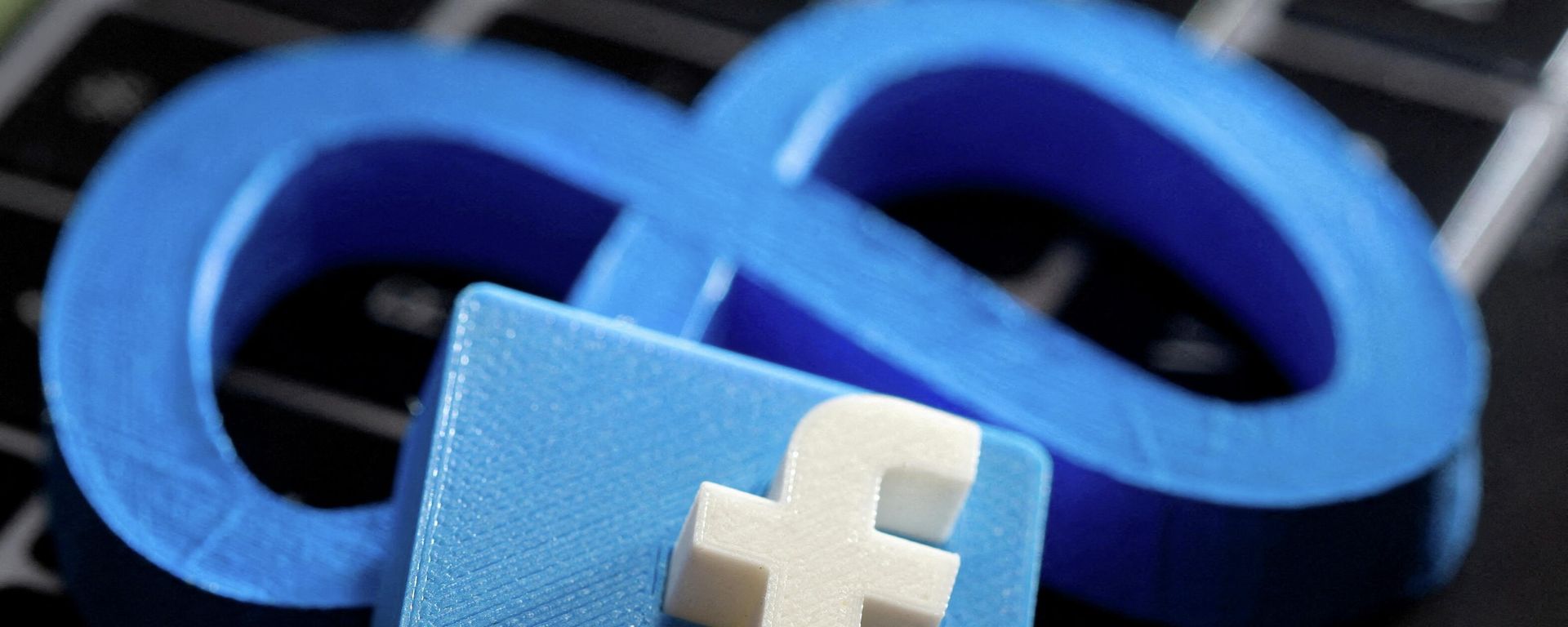 A 3D-printed Facebook's new rebrand logo Meta and Facebook logo are placed on laptop keyboard in this illustration taken on November 2, 2021. REUTERS/Dado Ruvic/Illustration/File Photo A 3D-printed Facebook's new rebrand logo Meta and Facebook logo are placed on laptop keyboard in this illustration taken on November 2, 2021. REUTERS/Dado Ruvic/Illustration/File Photo - Sputnik International, 1920, 25.01.2022
