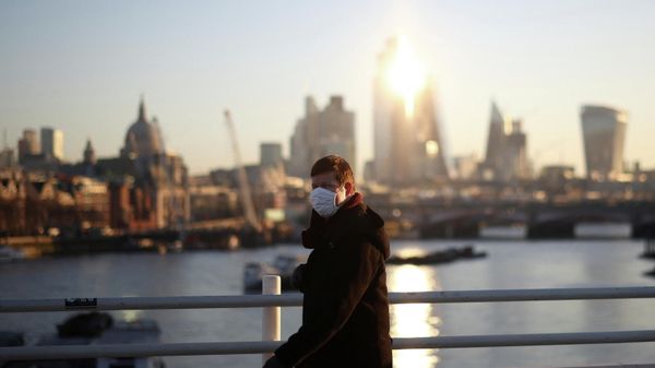 A person wearing a protective face mask walks over Waterloo Bridge during morning rush hour, amid the ongoing coronavirus disease (COVID-19) pandemic in London - Sputnik International