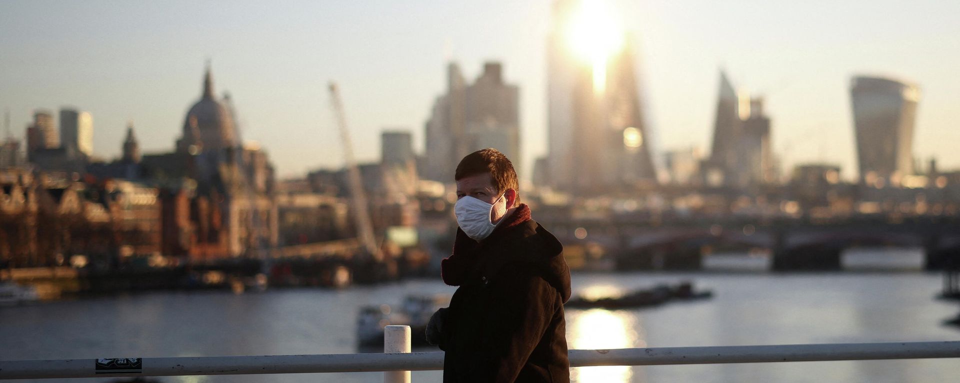A person wearing a protective face mask walks over Waterloo Bridge during morning rush hour, amid the ongoing coronavirus disease (COVID-19) pandemic in London A person wearing a protective face mask walks over Waterloo Bridge during morning rush hour, amid the ongoing coronavirus disease (COVID-19) pandemic in London - Sputnik International, 1920, 21.01.2022