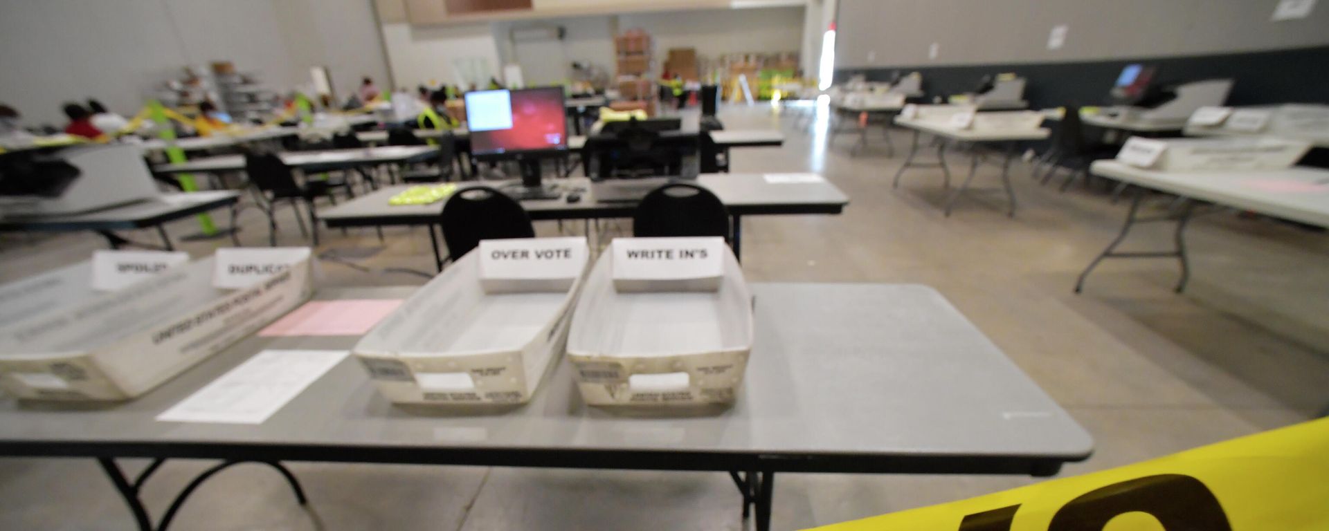 Cobb County Election officials prepare for a recount, Tuesday, Nov. 24, 2020, in Marietta, Ga. County election workers across Georgia have begun an official machine recount of the roughly 5 million votes cast in the presidential race in the state. The recount was requested by President Donald Trump after certified results showed him losing the state to Democrat Joe Biden by 12,670 votes, or 0.25% - Sputnik International, 1920, 26.07.2022