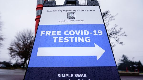Signs direct motorist to a free drive-thru COVID-19 testing site in the parking lot of the Mercy Fitzgerald Hospital in Darby, Pa., Thursday, Jan. 20, 2022. - Sputnik International