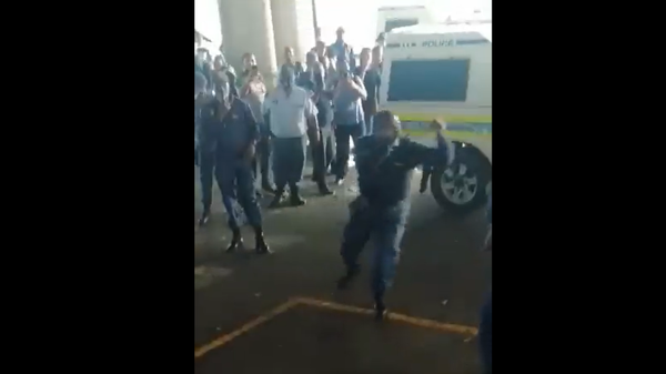 Screenshot of a video showing South African police officer fighting while he is being detained - Sputnik International