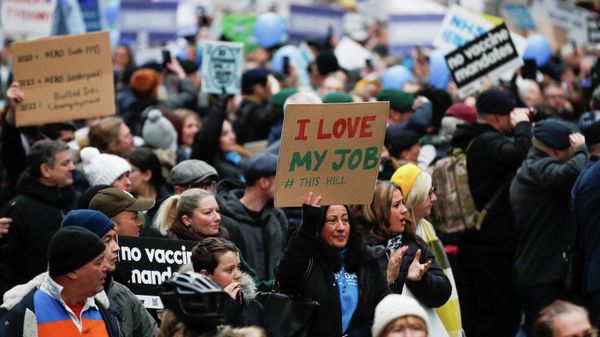 NHS staff march in a protest against vaccine mandates, in London - Sputnik International