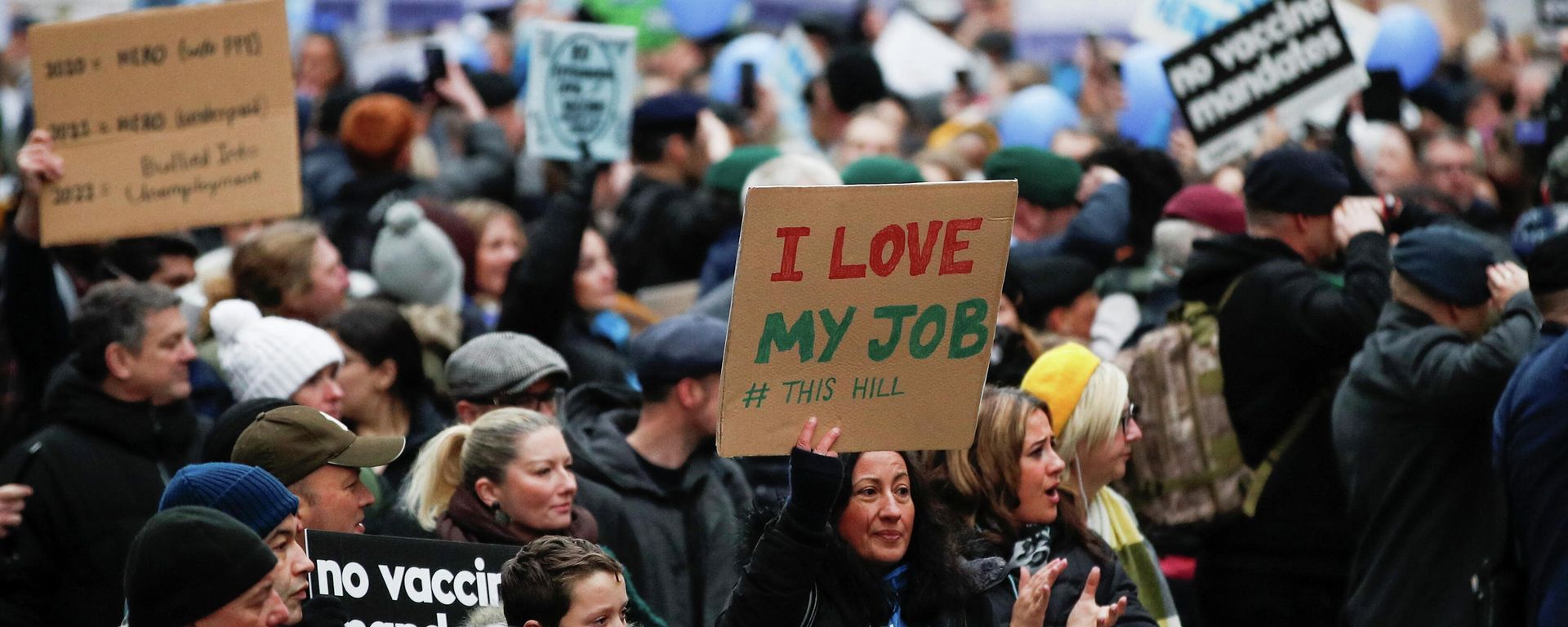 NHS staff march in a protest against vaccine mandates, in London NHS staff march in a protest against vaccine mandates, in London - Sputnik International, 1920, 22.01.2022