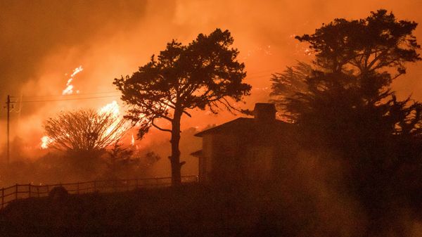 The Colorado Fire burns behind a house off Highway 1 near Big Sur, Calif., Saturday, Jan. 22, 2022 - Sputnik International