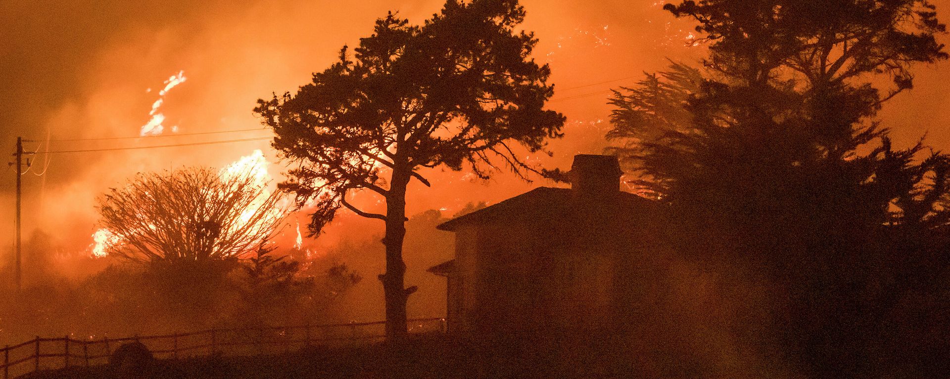 The Colorado Fire burns behind a house off Highway 1 near Big Sur, Calif., Saturday, Jan. 22, 2022 The Colorado Fire burns behind a house off Highway 1 near Big Sur, Calif., Saturday, Jan. 22, 2022 - Sputnik International, 1920, 22.01.2022