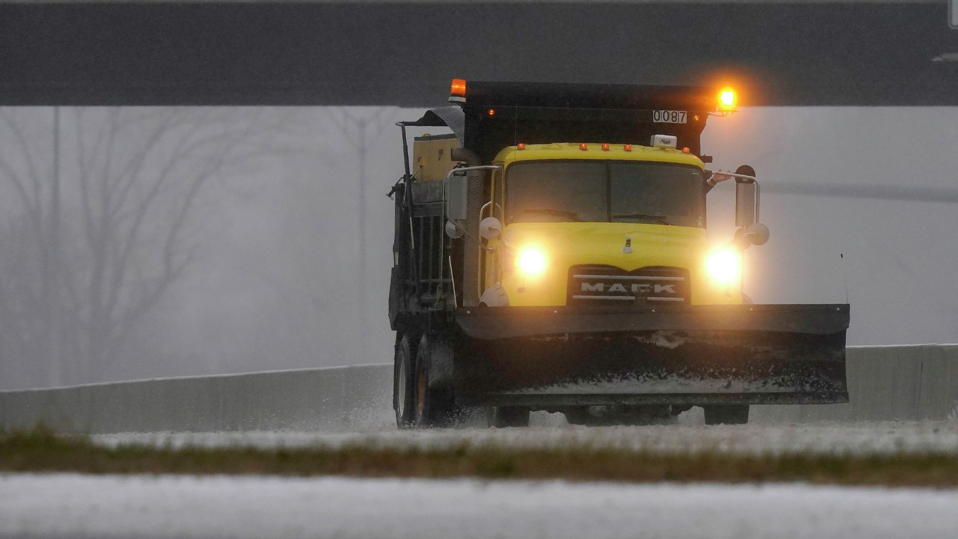 A snow plow is seen along a service road near Interstate 85 as a winter storm moves through the area near Hillsborough, N.C., Sunday, Jan. 16, 2022 A snow plow is seen along a service road near Interstate 85 as a winter storm moves through the area near Hillsborough, N.C., Sunday, Jan. 16, 2022 - Sputnik International, 1920, 08.08.2022