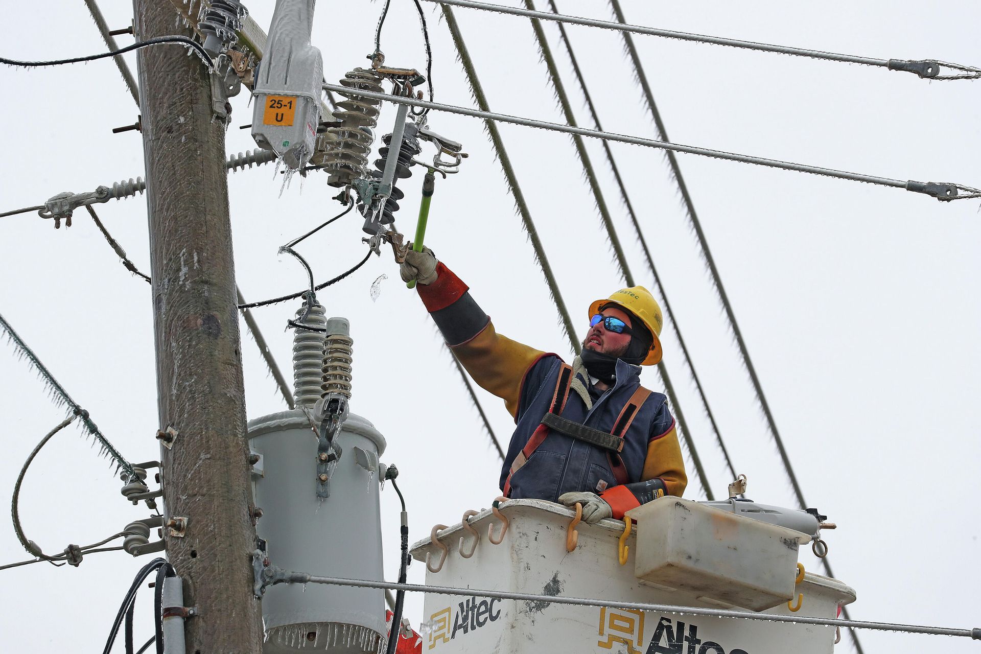 Mike Raniolo with MasTec a contractor for Duke Power breaks ice on power lines after a winter storm hit North Carolina in Atlantic Beach, N.C. on Saturday, Jan. 22, 2022 Mike Raniolo with MasTec a contractor for Duke Power breaks ice on power lines after a winter storm hit North Carolina in Atlantic Beach, N.C. on Saturday, Jan. 22, 2022 - Sputnik International, 1920, 22.01.2022