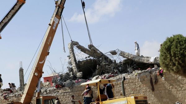 Rescuers use cranes to lift the collapsed roof of a detention center hit by air strikes, in Saada, Yemen Jaunary 21, 2022 - Sputnik International