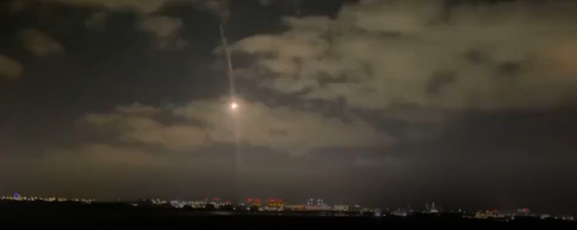 UAE-owned Patriot Defense System engages hostile projectile over Abu Dhabi, early morning, January 24, 2022. UAE-owned Patriot Defense System engages hostile projectile over Abu Dhabi, early morning, January 24, 2022. - Sputnik International, 1920, 24.01.2022