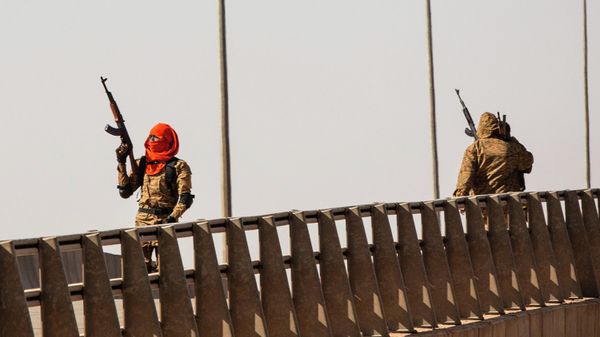 A mutinous soldier fires into the air at the Bobo interchange, near the Lamizana camp in Burkina Faso's capital Ouagadougou Sunday Jan. 23, 2022 - Sputnik International