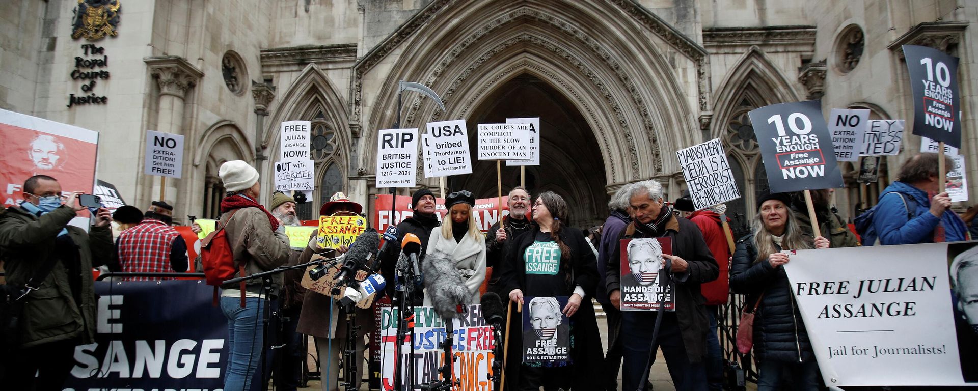 Supporters of WikiLeaks founder Julian Assange protest outside the Royal Courts of Justice in London, Britain, January 24, 2022 Supporters of WikiLeaks founder Julian Assange protest outside the Royal Courts of Justice in London, Britain, January 24, 2022 - Sputnik International, 1920, 24.01.2022