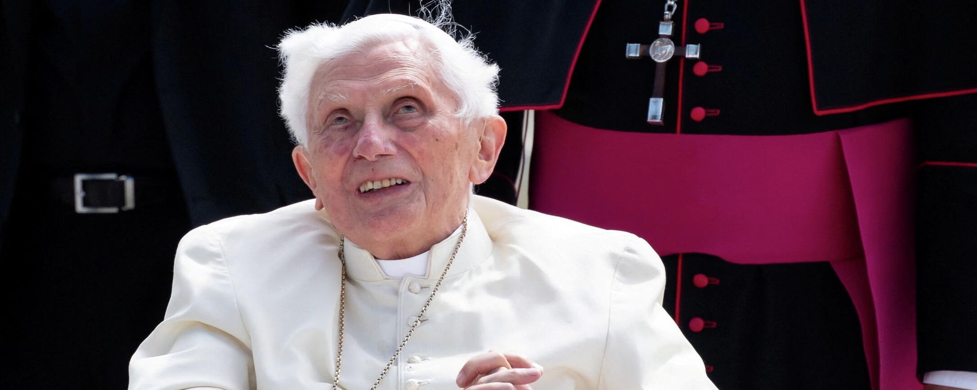 Pope Emeritus Benedict XVI gestures at the Munich Airport before his departure to Rome, June 22, 2020 Pope Emeritus Benedict XVI gestures at the Munich Airport before his departure to Rome, June 22, 2020 - Sputnik International, 1920, 24.01.2022