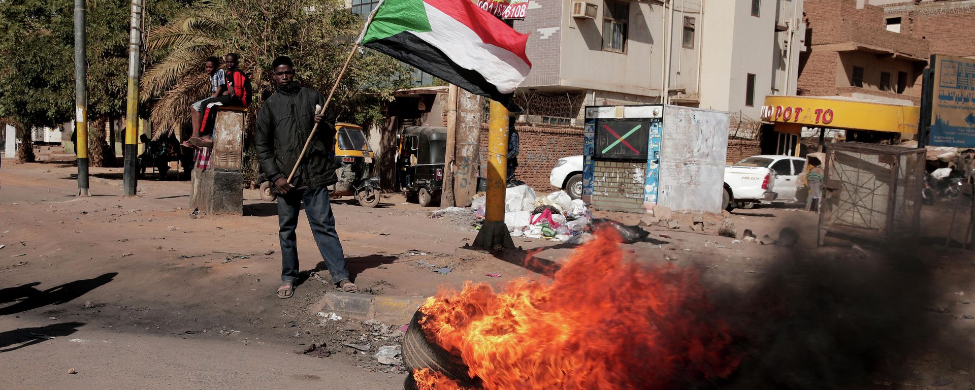 People burn tires during a demonstration against the killing of dozens by Sudanese security forces since the Oct. 25, 2021 military takeover, in Khartoum, Sudan. File photo. People burn tires during a demonstration against the killing of dozens by Sudanese security forces since the Oct. 25, 2021 military takeover, in Khartoum, Sudan. File photo. - Sputnik International, 1920, 25.10.2022