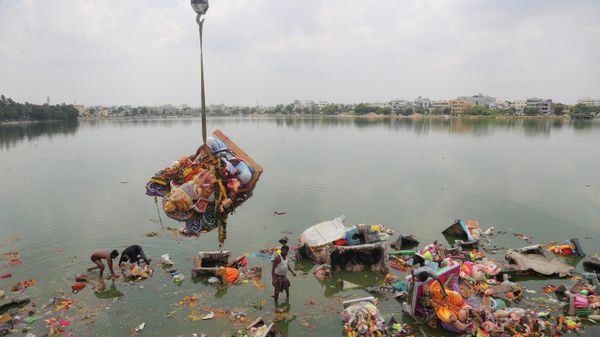 Indian workers remove idols of elephant-headed Hindu god Ganesha that were immersed earlier in  Saroornagar Lake on the final day of Ganesh Chaturthi festival in Hyderabad, India, Tuesday, Sept. 1, 2020 - Sputnik International