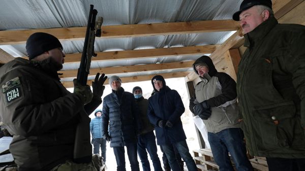 Employees of essential city industries and services attend a military training session outside Lviv, Ukraine January 25, 2022.  - Sputnik International