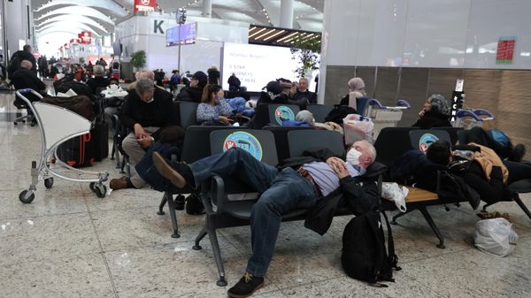 Stranded passengers wait for their flights at Istanbul airport, which is suspending flights due to heavy snowfall, in Istanbul, Turkey January 25, 2022.  - Sputnik International
