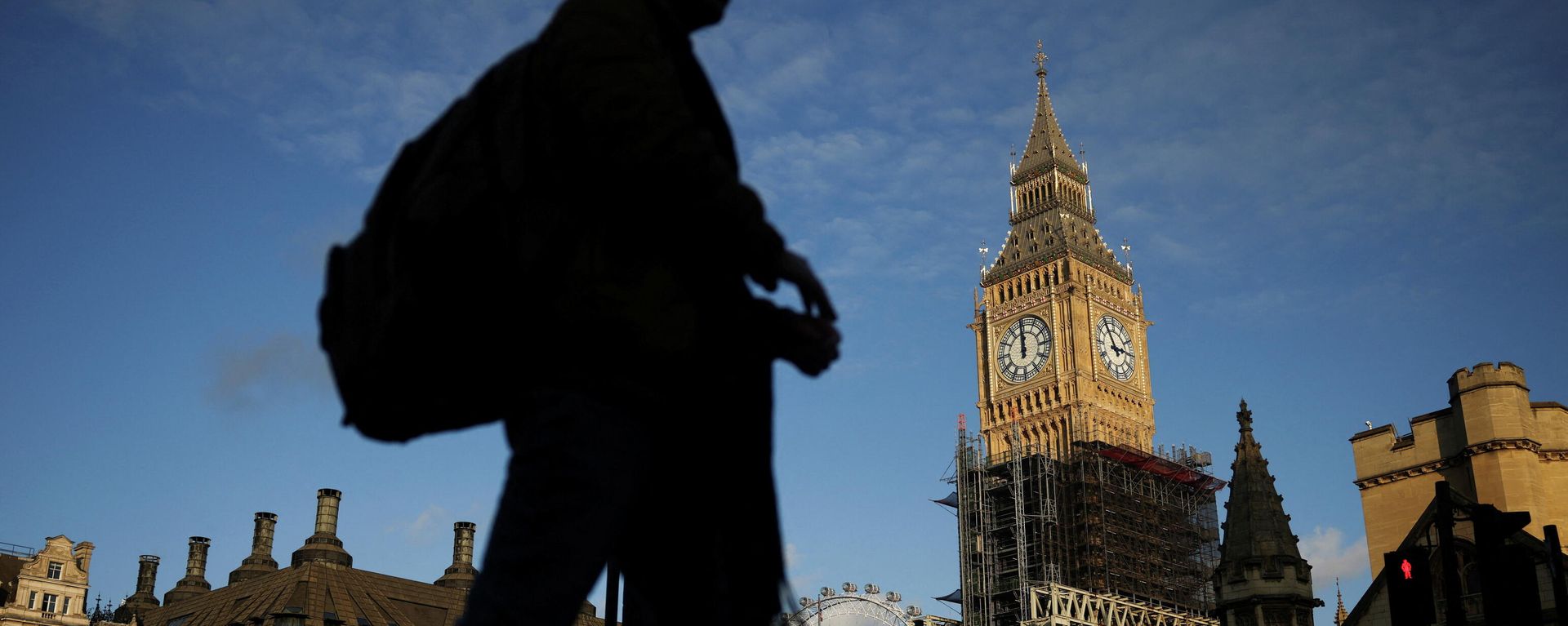 A person walks in front of the Houses of Parliament, in London, Britain, January 16, 2022. A person walks in front of the Houses of Parliament, in London, Britain, January 16, 2022. - Sputnik International, 1920, 26.01.2022