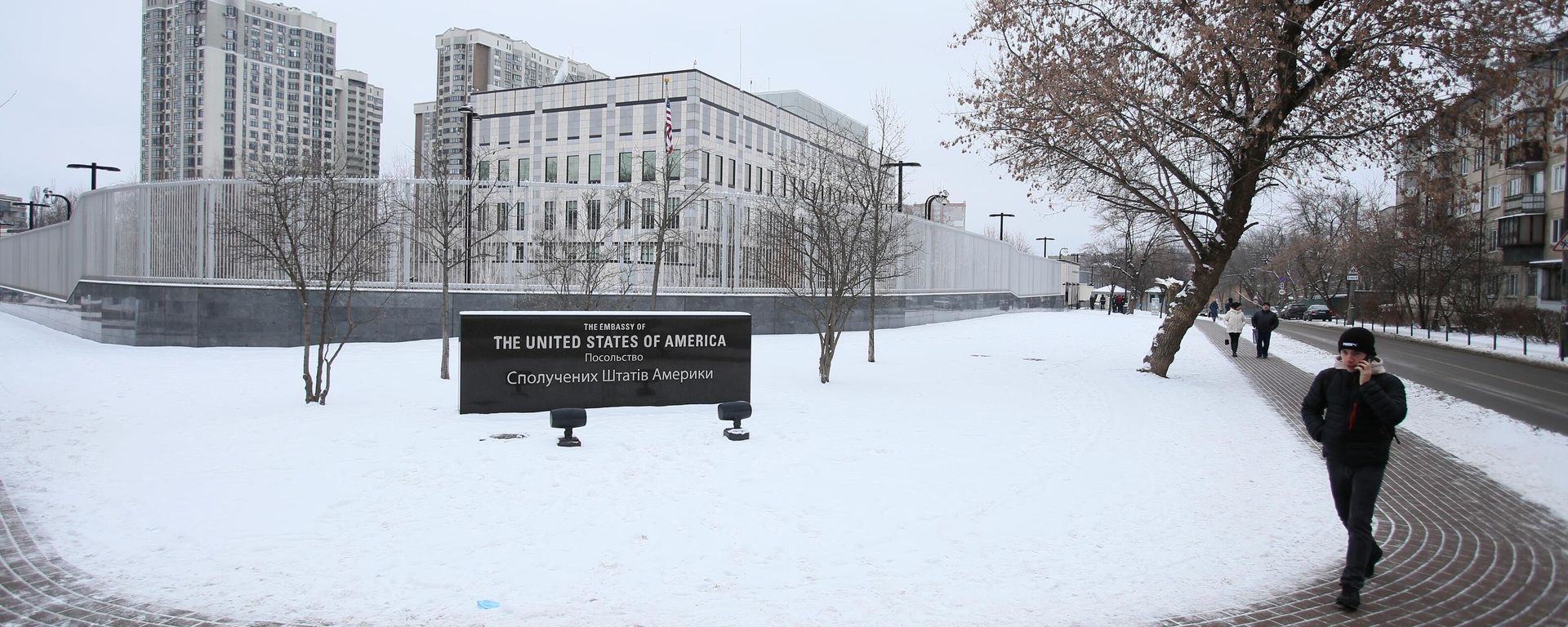 A view shows the US embassy, in Kyiv, Ukraine. The US State Department announced Sunday evening it would reduce staff levels at the US Embassy in Kyiv, beginning with the departure of non-essential staff and family members A view shows the US embassy, in Kyiv, Ukraine. The US State Department announced Sunday evening it would reduce staff levels at the US Embassy in Kyiv, beginning with the departure of non-essential staff and family members - Sputnik International, 1920, 12.02.2022