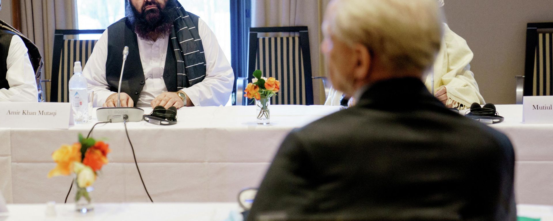 Afghan Taliban's Foreign Minister Amir Khan Muttaqi and Secretary-General of the Norwegian Refugee Council Jan Egeland attend the meeting at the Soria Moria hotel in Oslo, Norway January 25, 2022. Afghan Taliban's Foreign Minister Amir Khan Muttaqi and Secretary-General of the Norwegian Refugee Council Jan Egeland attend the meeting at the Soria Moria hotel in Oslo, Norway January 25, 2022. - Sputnik International, 1920, 26.01.2022