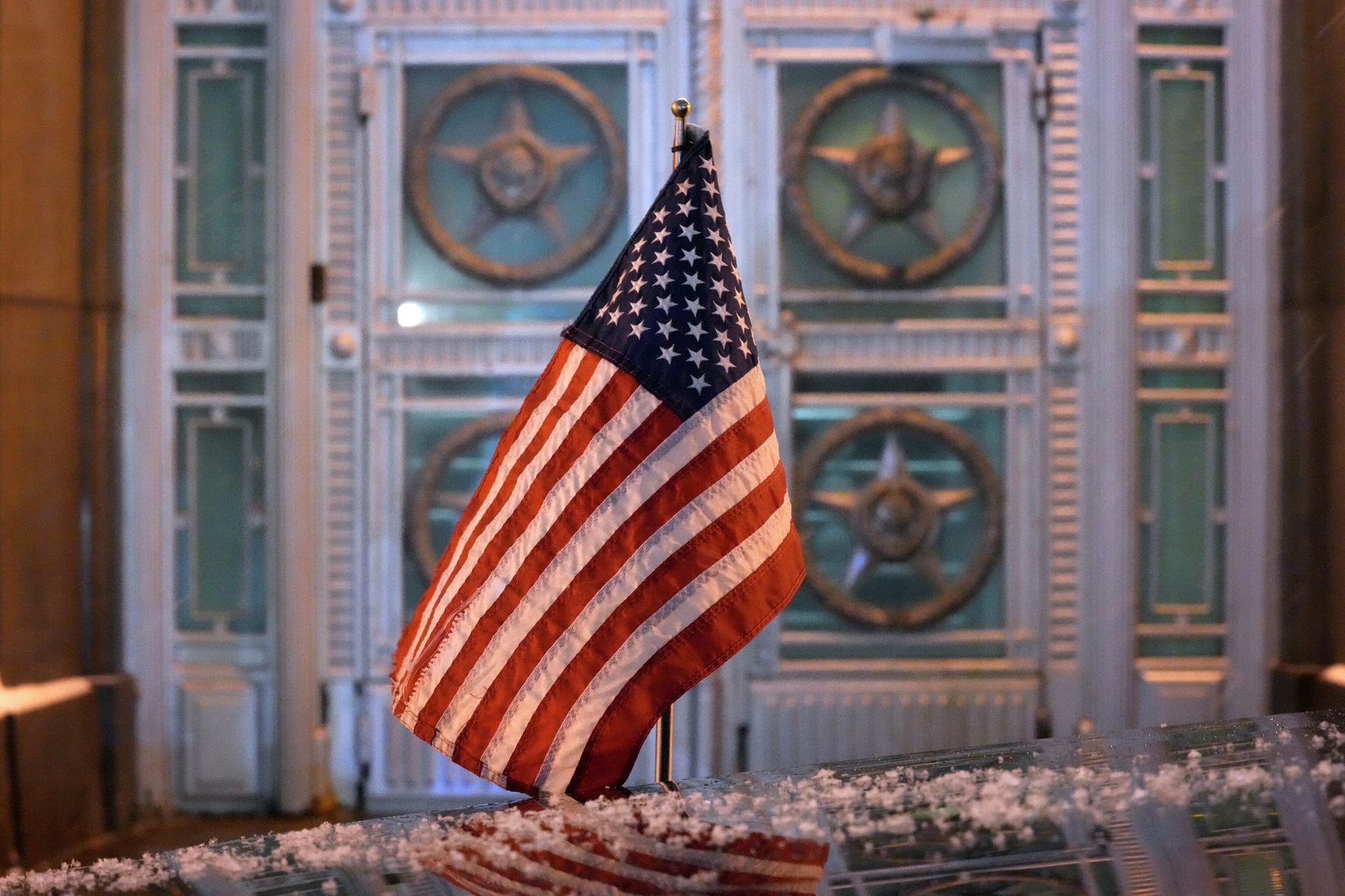 A U.S flag waves on the car of U.S. Ambassador to Russia John Sullivan next to the main entrance to the Russian Foreign Ministry building during Sullivan's visit to the Ministry in Moscow, Russia, Wednesday, Jan. 26, 2022. Sullivan delivered a U.S. response to the Russian demands for security guarantees over NATO and Ukraine.  - Sputnik International, 1920, 10.02.2022