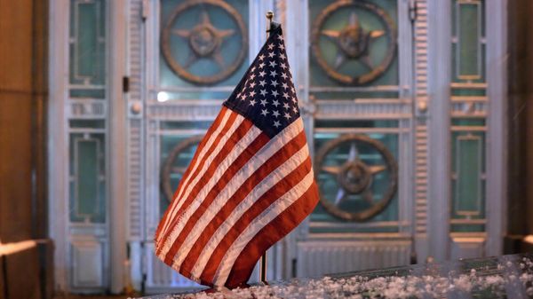 A U.S flag waves on the car of U.S. Ambassador to Russia John Sullivan next to the main entrance to the Russian Foreign Ministry building during Sullivan's visit to the Ministry in Moscow, Russia, Wednesday, Jan. 26, 2022. Sullivan delivered a U.S. response to the Russian demands for security guarantees over NATO and Ukraine.  - Sputnik International