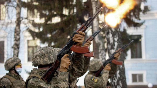Service members fire a salute during a ceremony in tribute to fallen defenders of Ukraine, including the soldiers killed during a battle with pro-Russian rebels for the Donetsk airport this day in 2015, at a memorial near the headquarters of the Defence Ministry in Kyiv, Ukraine January 20, 2022. - Sputnik International