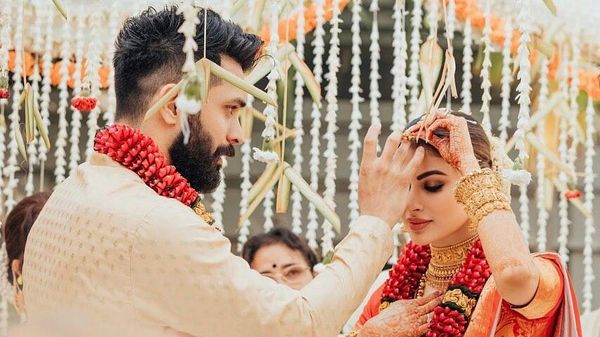 Suraj Nambiar  and  Mouni Roy  - Sputnik International